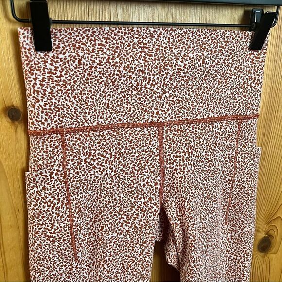 Athleta Rust Cheetah Print Salutation Stash Textured 7/8 Pocket Leggings - Picture 7 of 11